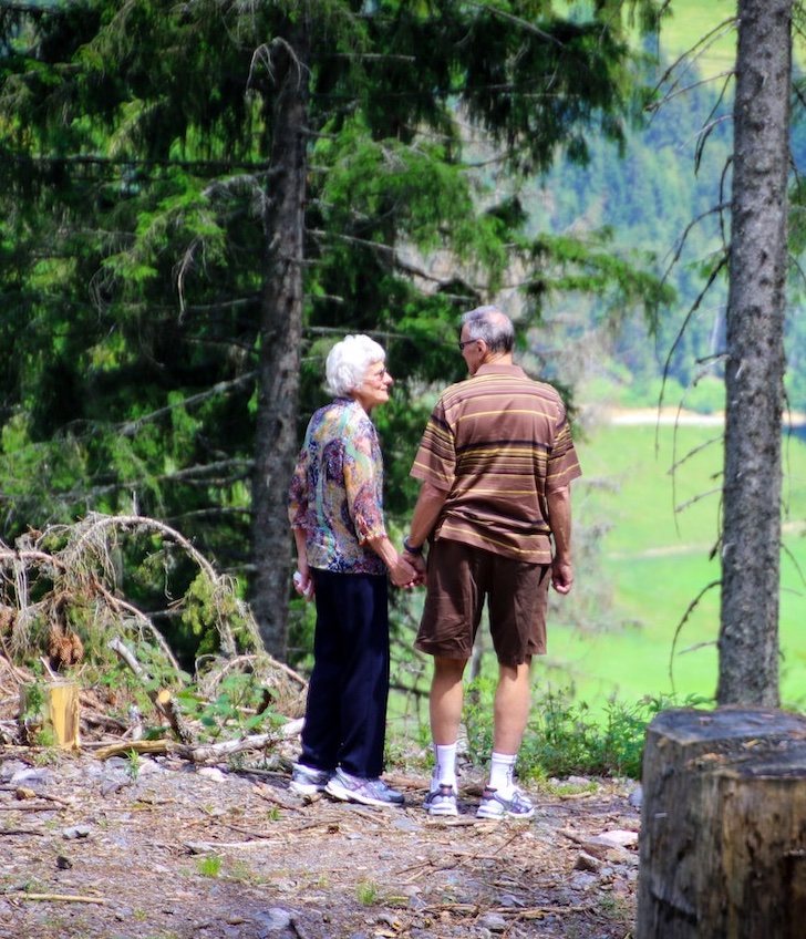 Ældre par i skov
