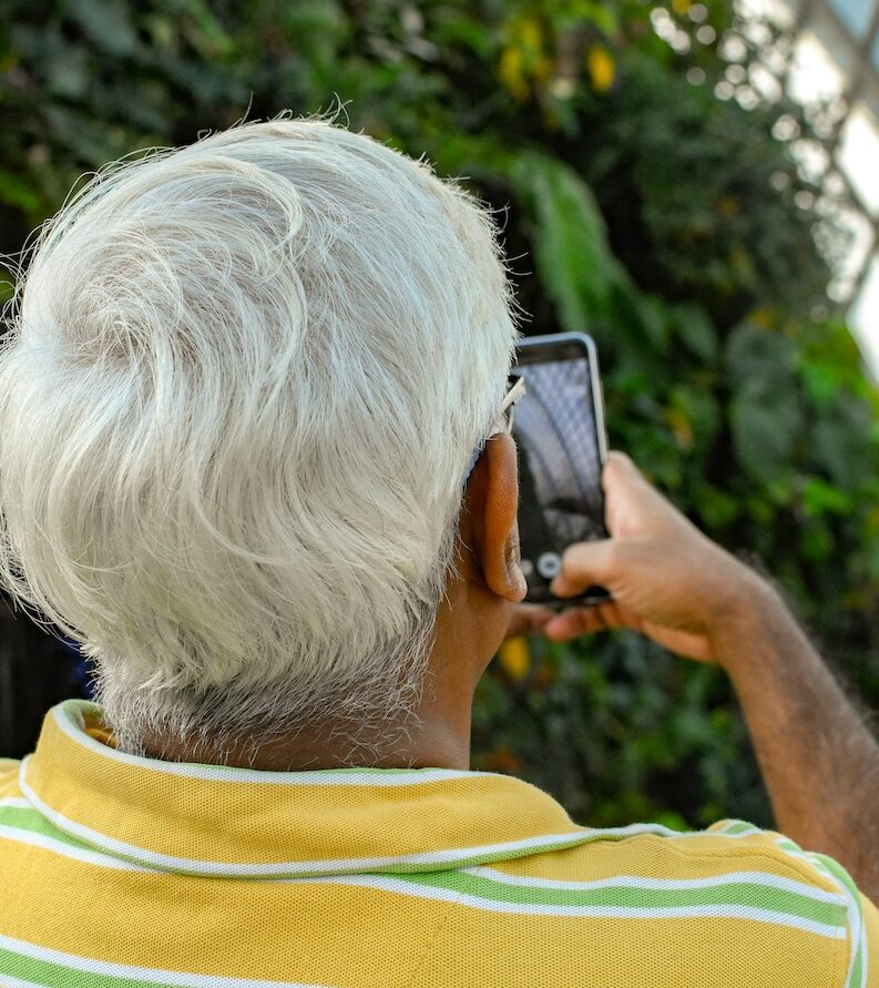 Ældre person med telefon